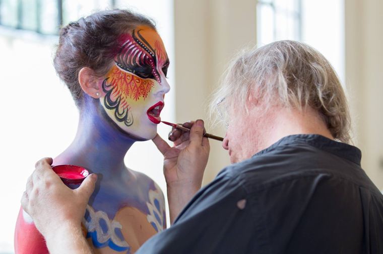 Scott Fray painting a model’s lips